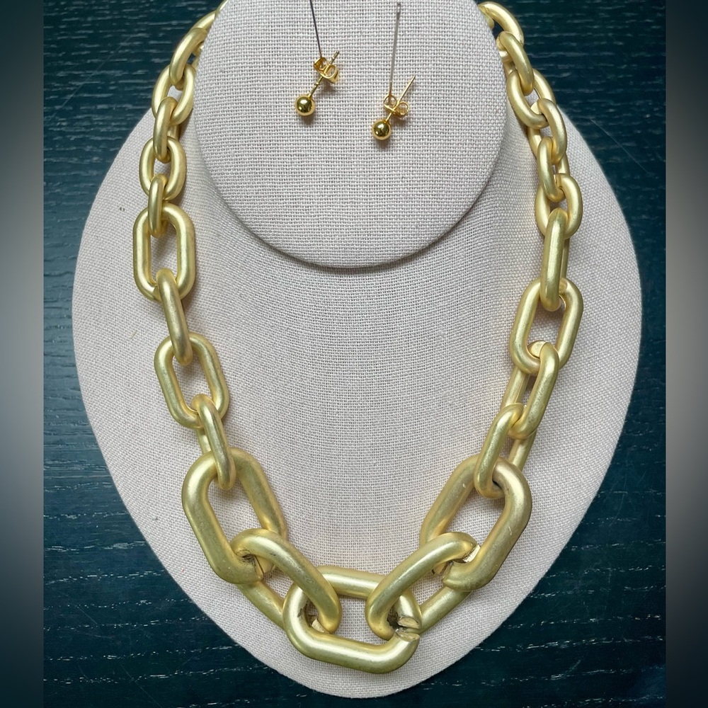 Set: Big Chunky Chain Necklace/Belt with gold studs earrings